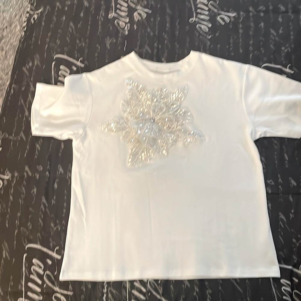 Beautiful embroidery white top oversized size large nwot price is firm